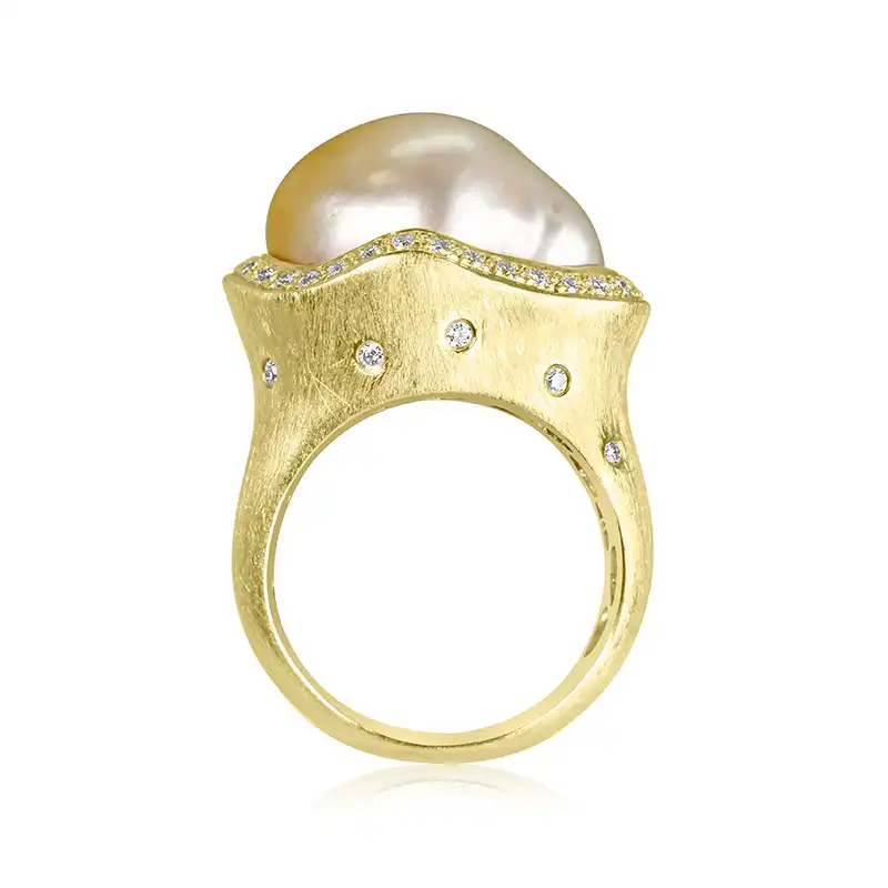 Pearl Ring in Yellow Gold and Diamonds